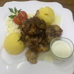 BATAL LA TAVĂ CU BRÂNZĂ ŞI MĂMĂLIGĂ