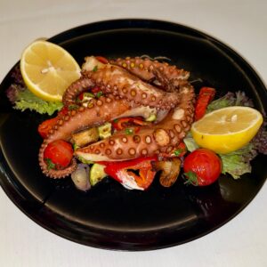 CARACATIŢĂ LA GRĂTAR PE PAT DE SALATĂ CU LEGUME LA PLITĂ