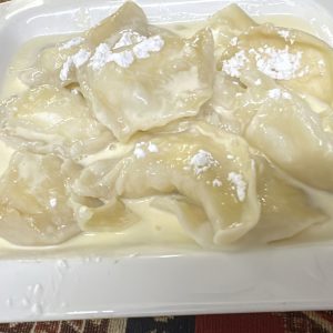 COLŢUNAŞI CU BRÂNZĂ ŞI SMÂNTÂNĂ