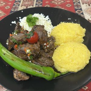 PASTRAMĂ DE OAIE LA TIGAIE CU MĂMĂLIGĂ