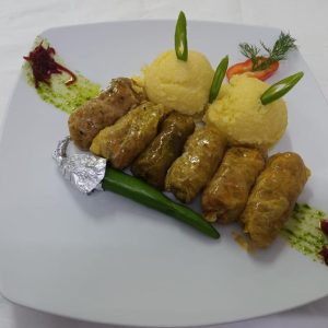 SARMALE CU CIUPERCI ŞI MĂMĂLIGUŢĂ